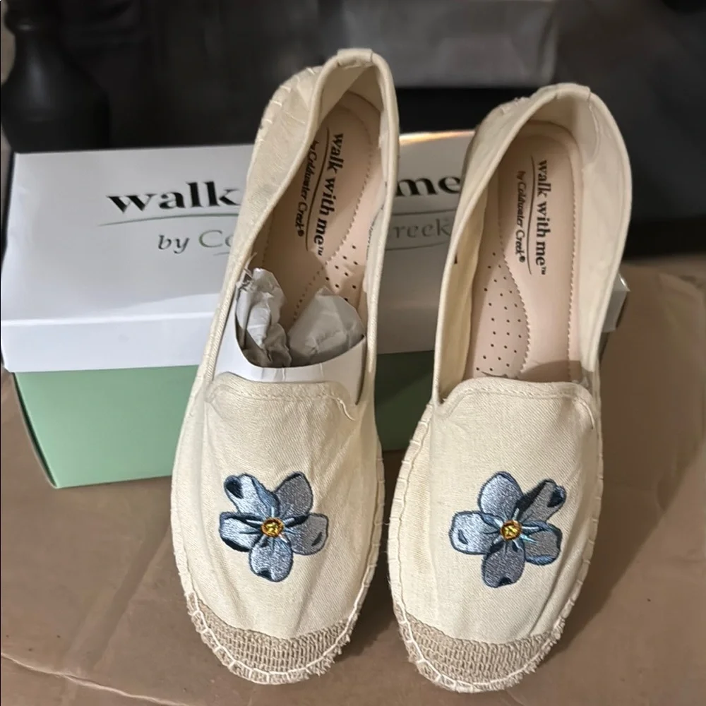 NIB Coldwater Creek Beige Espadrilles w/Blue Flower SZ 6.5 Wide RUN LARGER